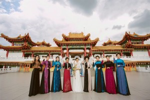 Các thí sinh với trang phục áo dài trước ngôi chùa nổi tiếng tại Kuala Lumpur