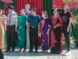 Hoa hậu Khưu Hoàng Tuyết Nhung rạng rỡ cùng các thầy cô chúc mừng Ngày Nhà giáo VN