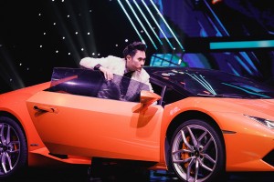 Nguyên Vũ xuất hiện cùng siêu xe Lamborghini khi tham gia thi đấu