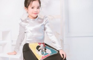 Mẫu nhí Đỗ Hoàng Thiên Nga đón ngày 1/6 với bộ ảnh Áo dài Mickey của NTK Việt Hùng