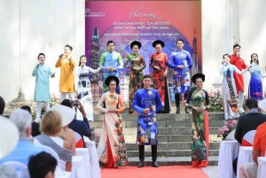 TP.HCM nồng nhiệt chào đón du khách Mỹ bằng màn biểu diễn Áo dài đặc biệt của NTK Việt Hùng