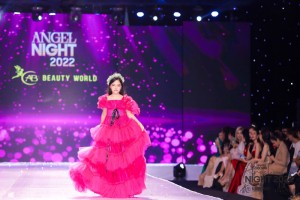 Claire Johkheer tự tin trên sàn diễn Angel Night Fashion Show 2022