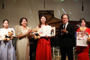 Ban giám khảo trao Giải Vàng Quốc tế Á Châu Bảng B cho thí sinh Nguyễn Lan Anh - SBD: B13