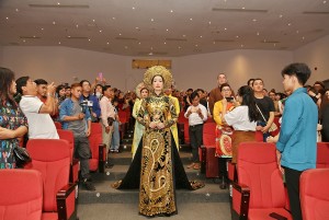Đúng với truyền thống mọi năm, NSƯT Trịnh Kim Chi mặc áo dài truyền thống dẫn đoàn rước kiệu trong ngày giỗ Tổ