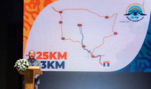 Ông Hồ Minh Thụy – Giám đốc Đường Chạy Vietnam MTB Series, đơn vị đồng tổ chức giới thiệu về cung đường và cự ly thi đấu tại giải chạy Núi Chúa Marvel Trail – Ninh Thuận 2022