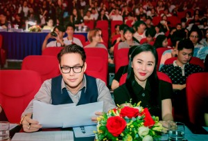 Chủ tịch Hoàng Vũ và CEO Annie của Công ty Amigo ngồi ghế giám khảo tại Vòng chung kết Liên hoa Tiếng hát Sinh viên 2024