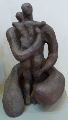 Bố yêu con - tác phẩm gốm của Nguyễn Quang Thu tại triển lãm - Ảnh: Q.T.