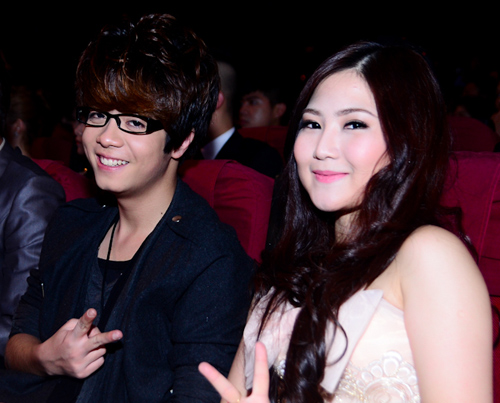Bùi Anh Tuấn bên Hương Tràm trong đêm trao giải Zing Music Awards