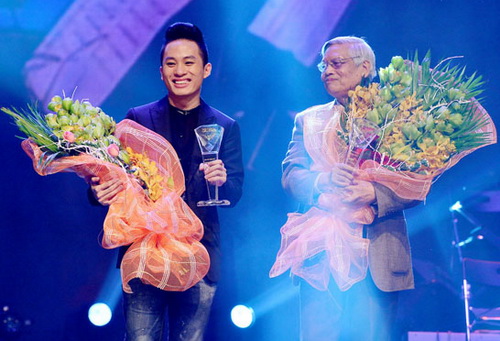 Ca sĩ Tùng Dương và nhạc sĩ Doãn Nho chia nhau giải thưởng Bài hát của năm