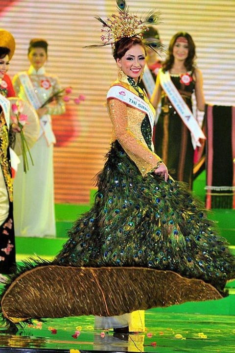Áo dài được kết bằng 1.000 lông công thật của hoa hậu tài năng Ly Sang