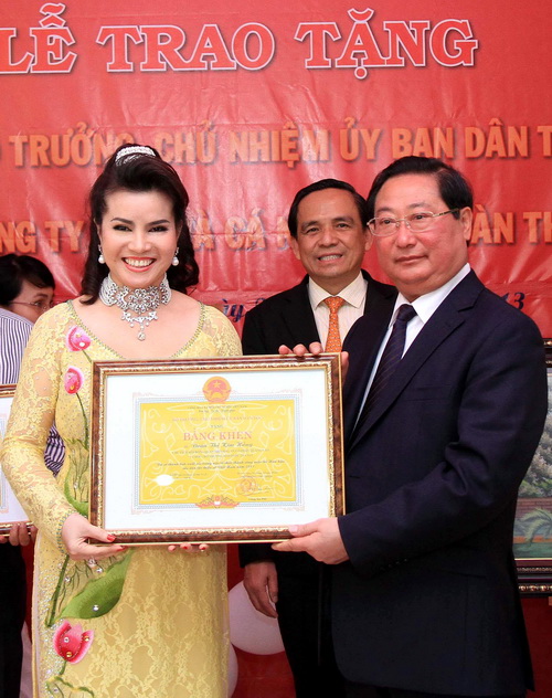 Bộ trưởng tặng bằng khen cho Đện nhất Hoa hậu quý bà thế giới Kim Hồng
