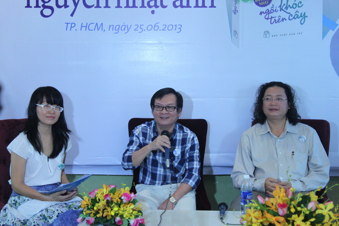 Nguyễn Nhật Ánh (giữa) chia sẻ về cuốn truyện dài Ngồi khóc trên cây tại cuộc họp báo sáng nay 25-6 - Ảnh: Thu Huệ