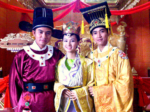 Ba diễn viên chính của phim: Thiên Bảo (vai Trần Thủ Độ), Lã Thanh Huyền (vai Trần Thị Dung), Hứa Vĩ Văn (vai Thái tử Sảm)