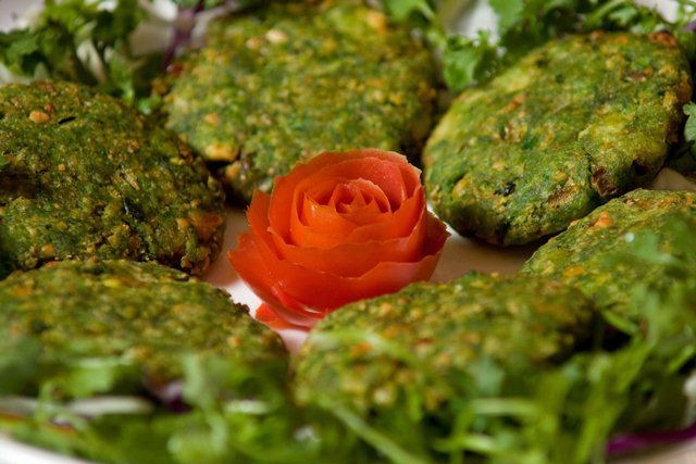 Các món chay chính “Vegetable Pakura” được chế biến từ nhiều loại rau củ tẩm gia vị thành từng vắt chiên giòn ăn kèm với Mixed Salad, xà lách trộn rau củ với dầu ô liu và dấm đen