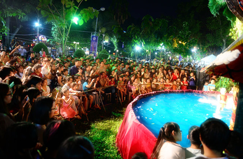 Đông đảo người dân xem múa rối nước tại công viên 23/9 - Ảnh: Thanh Tùng