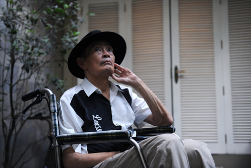Nhạc sĩ Thanh Tùng trên xe lăn tại nhà riêng ở Hà Nội vài tháng trước