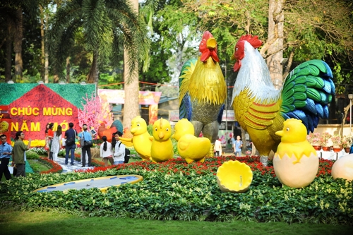 Linh vật năm nay của Hội hoa xuân Tao Đàn 2017 là gia đình gà tượng trưng cho năm Đinh Dậu