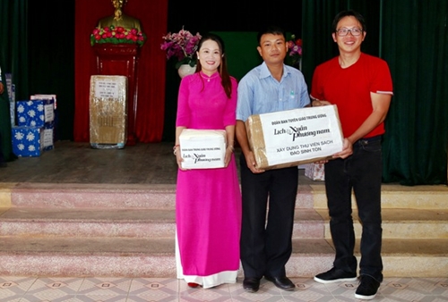Ông Nguyễn Hà Quốc Anh ( bìa phải) - Giám đốc Công ty Lịch Xuân Phương Nam trao tặng tủ sách thiếu nhi cho thầy giáo ở quần đảo Trường Sa