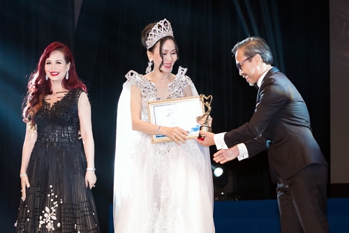 Hoa hậu Đỗ Lan nhận bằng khen vinh danh “Nữ doanh nhân Sắc Tâm Tài” tại Nhà hát TP.HCM