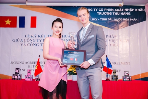 Công ty cổ phần XNK Trương Thu Hằng vinh dự đón bằng chứng nhận hợp tác sản xuất nước hoa Luxy tại Pháp và cúp biểu dương từ phía công ty đối tác