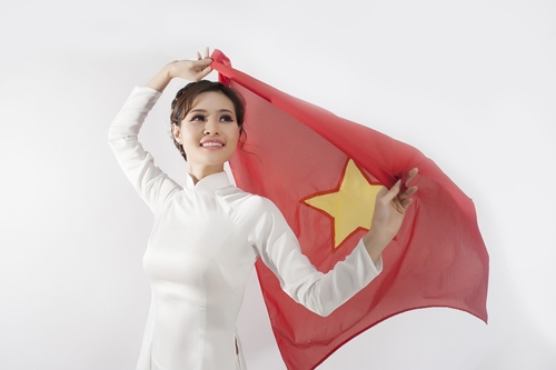 Top 6 Miss Photo tháng 7 Thanh Trúc khoe sắc cùng quốc kỳ Việt Nam