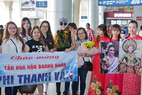Đông đảo fans hâm mộ ra sân bay đón Tân Hoa hậu Phi Thanh Vân