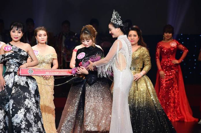 Giám khảo – hoa hậu vì cộng đồng trao giải cho doanh nhân Thu Nga