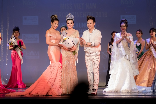 Giám khảo - ca sĩ Nguyên Vũ và Nữ hoàng doanh nhân Hương Hoàng trao giải cho Á hậu 1 Thùy Dương