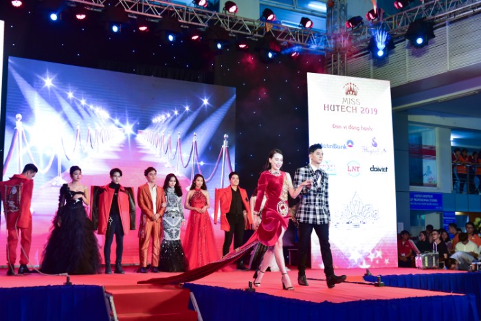 Sân khấu Đêm hội Văn hóa trường Đại học HUTECh lộng lẫy hương đại ngàn của NTK Việt Hùng