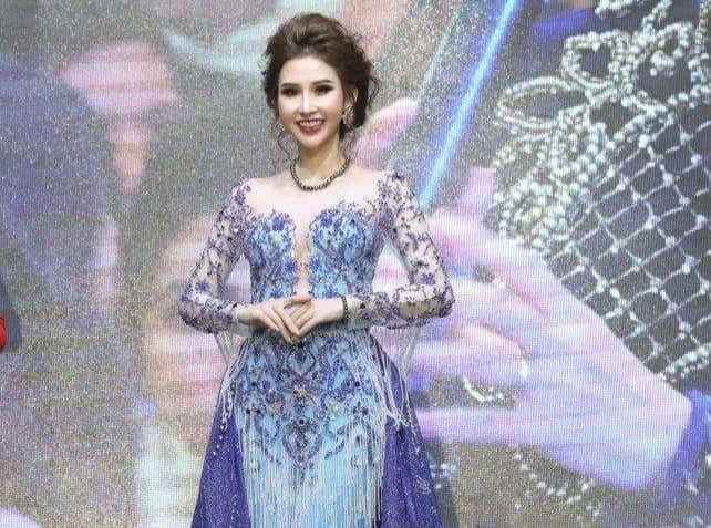 Hoa hậu Chi Nguyễn trình diễn bộ trang phục dạ hội cho mọi người đấu giá