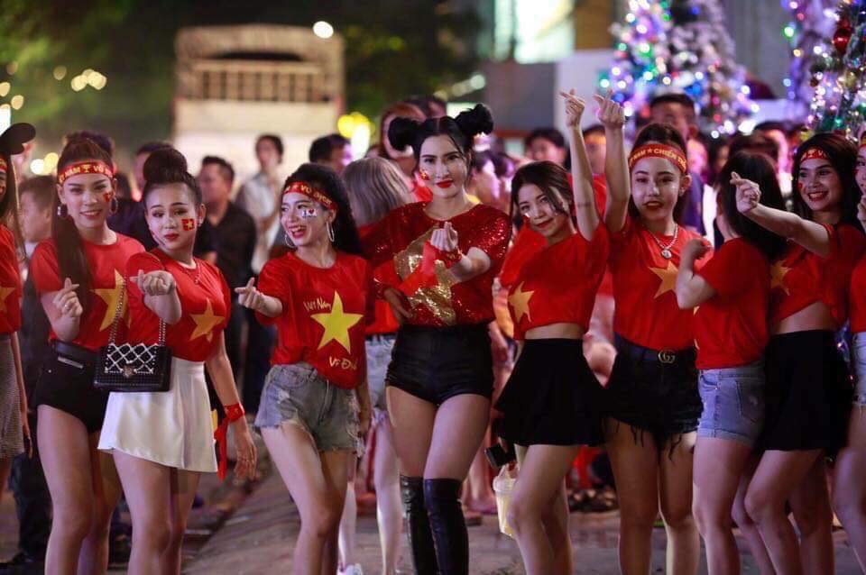 Á hậu Quỳnh Hạnh (giữa) cùng các "hot girl" Phú Quốc trong trang phục cờ đỏ sao vàng cổ vũ cho U-23 Việt Nam
