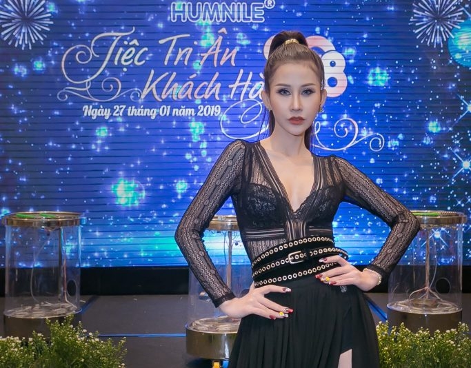 Diện nguyên cây đen, Hoa hậu Chi Nguyễn vẫn thu hút mọi ánh nhìn