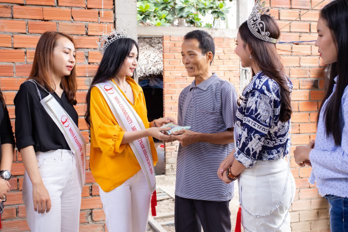 Hoa hậu Đỗ Thị Thanh Thanh và đoàn thiện nguyện đã về thăm, động viên gia đình cựu chiến binh chiến trường Campuchia Đặng Văn Học - người quân nhân đang mắc bệnh hiểm nghèo và cần số tiền lớn để được thực hiện ca phẫu thuật