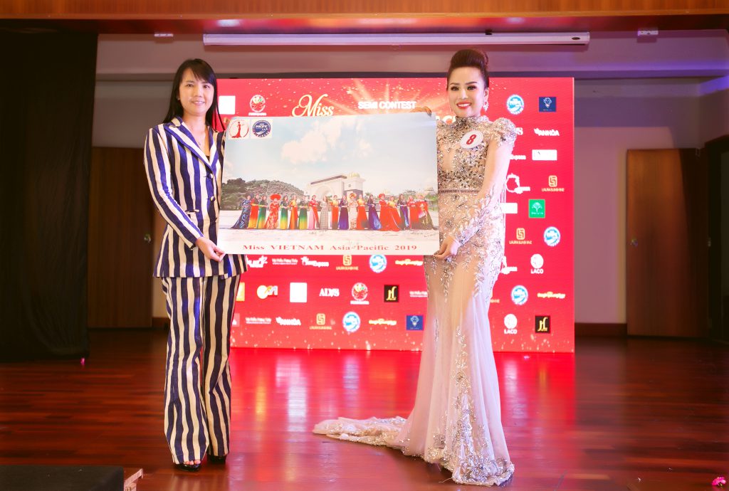 Trưởng BGK – Bà Võ Thị Thanh Hà trao bức ảnh Top 20 trong trang phục áo dài cho thí sinh Đặng Ngọc Chúc đấu giá thành công