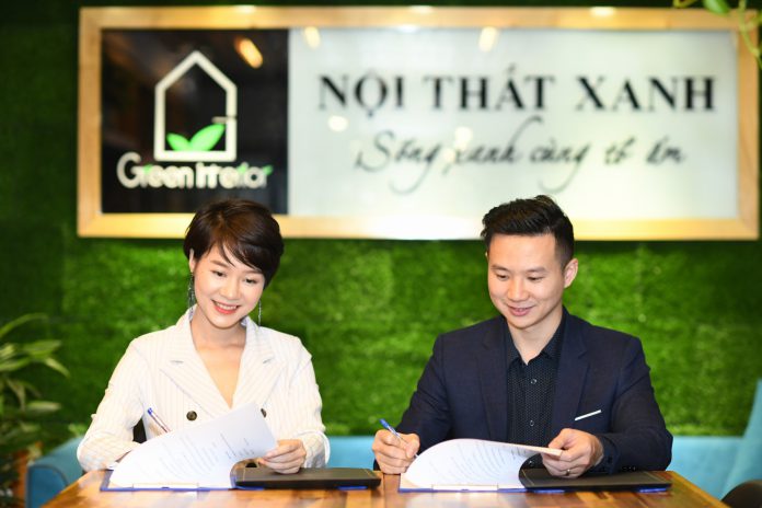 Hoa hậu Hoàng Kim Ngọc trong lễ ký kết trở thành giám đốc truyền thông và chiến lược với đại diện công ty Nội Thất Xanh
