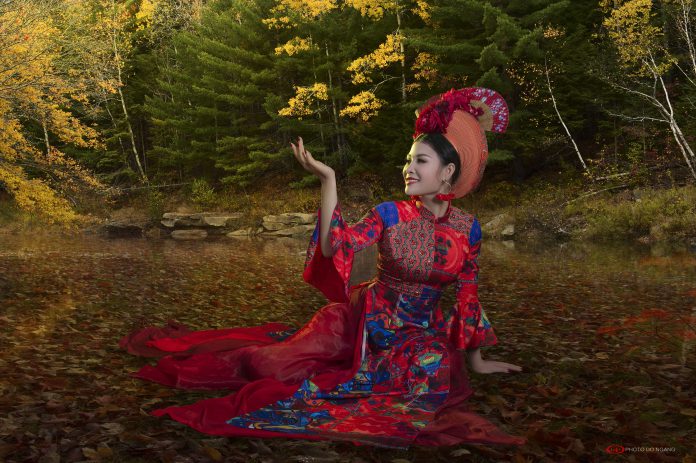 Hoa hậu Đàm Hương Thủy cứ chụp ảnh với áo dài là “auto” gây sốt