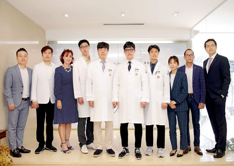 Ban điều hành và các bác sĩ của Tập đoàn Korea Leaders Medical Group và các bác sĩ Viện trưởng Bệnh viện thẩm mỹ Braun Hàn Quốc