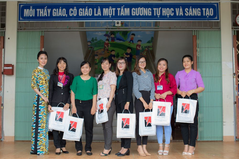 Tân Đại sứ áo dài 2 bảng Quý bà Bích Nhân về Phú Quốc tặng áo dài cho các cô giáo nghèo