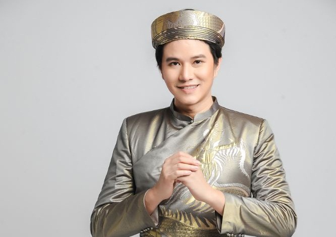 BTV - MC Vũ Mạnh Cường lịch lãm trong trang phục áo dài của NTK Việt Hùng