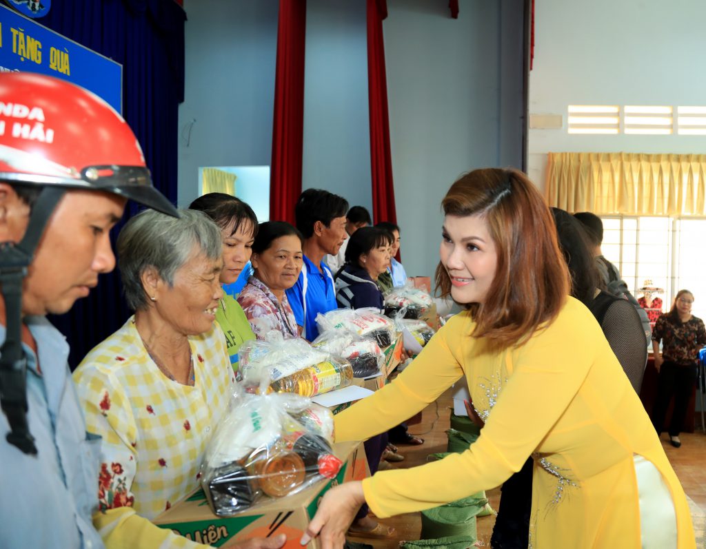 Tấm lòng nhân ái của á hậu Phạm Kiều Oanh đối với những người có hoàn cảnh khó khăn tại quê nhà