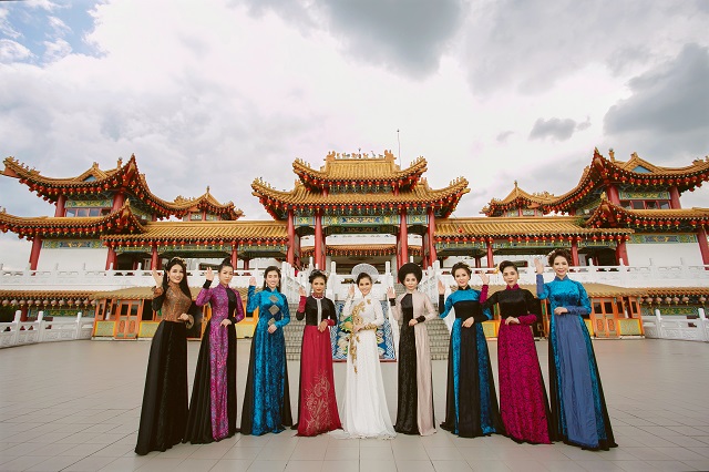 Các thí sinh với trang phục áo dài trước ngôi chùa nổi tiếng tại Kuala Lumpur