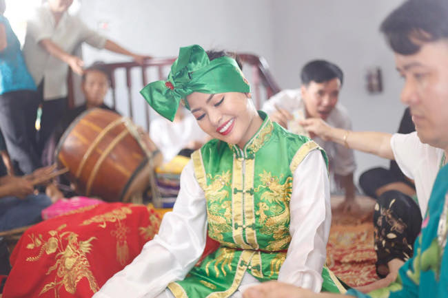 Hoa hậu Rita Đặng thể hiện sự tôn kính với văn hóa tâm linh người Việt