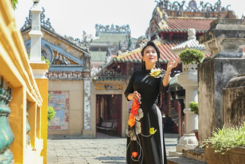 NSƯT Vân Khánh đẹp kiêu sa trong áo dài Việt Hùng bên ngôi đền cổ Sài Gòn