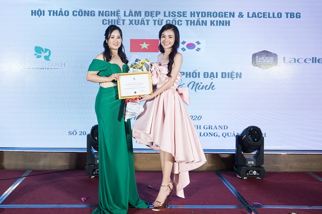 Doanh nhân Xuân Thanh – Giám đốc Công ty TNHH ĐT TM và DV Xuân Thanh (phải) trao bằng chứng nhận cho NPP Nguyễn Thị Thanh Tân (đại diện Lisse & Lacello tại Quảng Ninh)