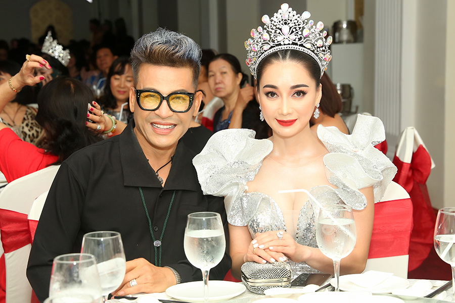 Nghệ sĩ Thanh Bạch, hoa hậu Hồng Tươi gây chú ý tại Gala Dinner
