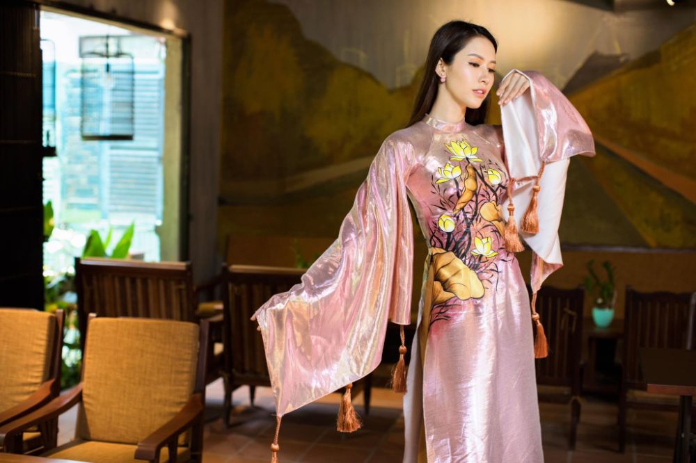 Hoa hậu Phan Thu Quyên khoe trọn vẻ đài các, kiêu sa trong Áo dài Việt Hùng