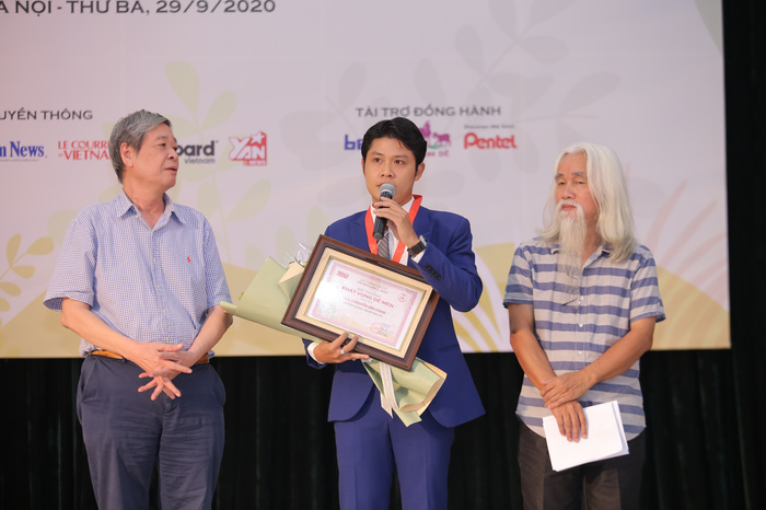 Nguyễn Văn Chung nhận giải thưởng Khát Vọng Dế Mèn