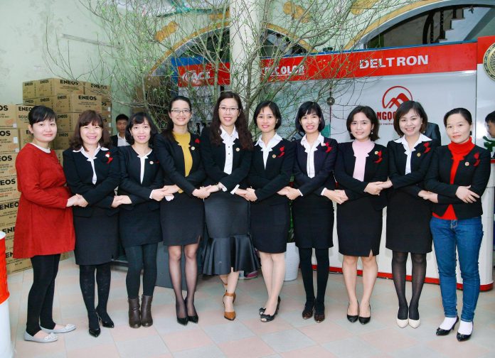 Á hoàng Nguyễn Thụy Oanh và các thành viên doanh nghiệp của cô – Công ty Cổ phần XNK Ô tô Ngọc Minh