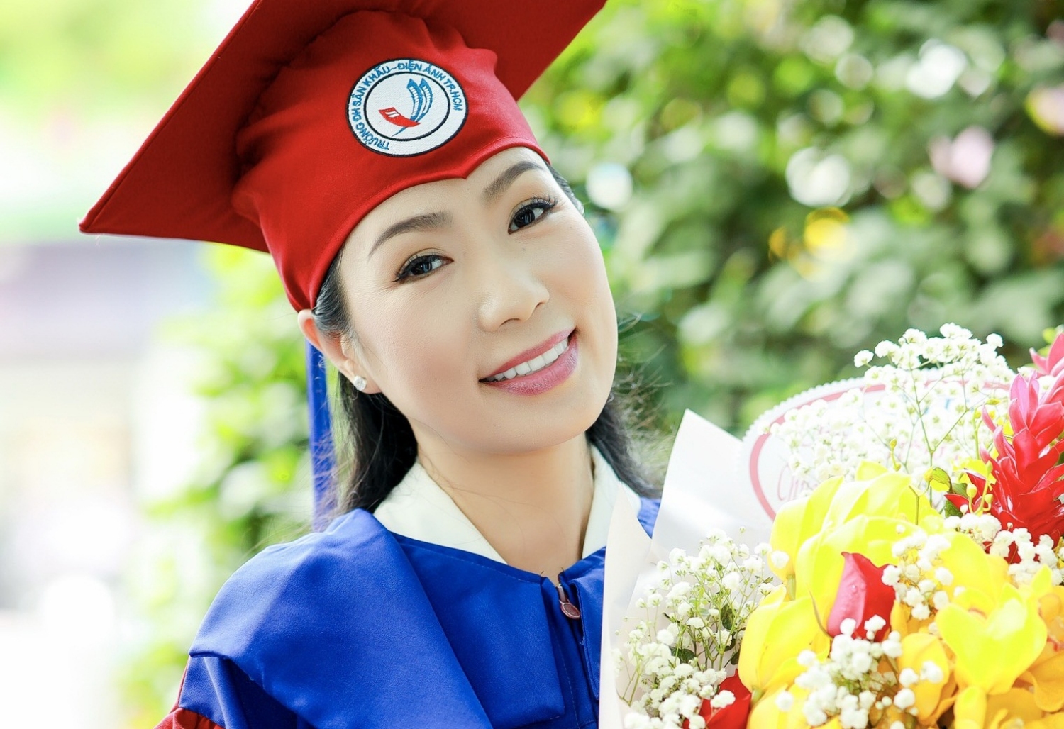 NSƯT Trịnh Kim Chi hạnh phúc khi nhận bằng tốt nghiệp đạo diễn điện ảnh truyền hình