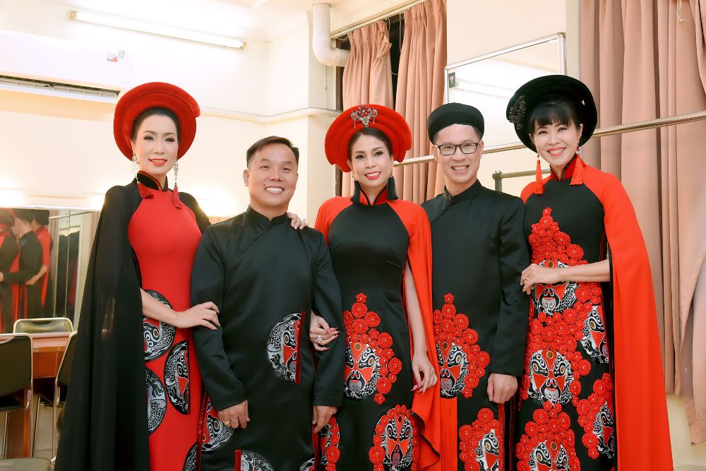 BST Hoa Đất Việt của NTK Việt Hùng trên sân khấu “Hội tụ tinh hoa nghệ thuật Việt”